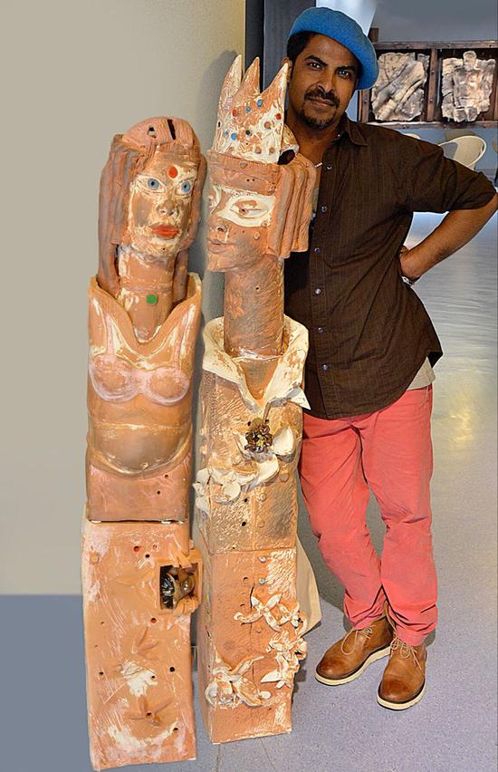 印度雕塑家chander parkash在作品前留影