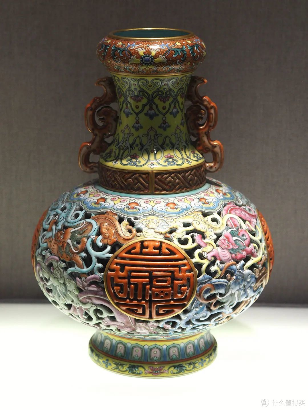 清代乾隆年间的粉彩镂空蟠螭福寿字双耳瓶，景德镇中国陶瓷博物馆藏 ©图虫创意