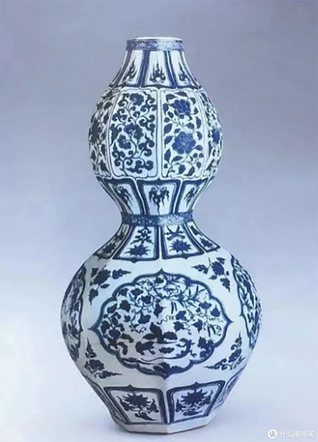 元青花开光花卉草虫纹八棱瓶，高60.5厘米，这种器型需用多块泥坯拼接而成，烧造过程中极易变形，成品率很低。土耳其托普卡帕宫藏 ©网络